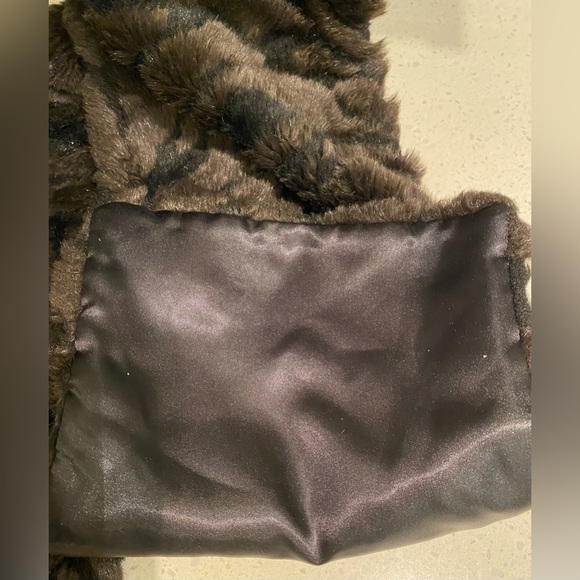 Faux fur scarf - Picture 3 of 3